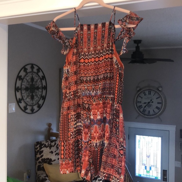 BCBG GENERATION cold shoulder tapestry printed romper. Size S. In rusty coral. - Picture 8 of 15